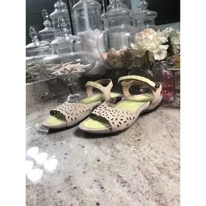 J-41 Adventure On Kelly Womens Tan Cut Out  Vegan Mary Janes Sz US 7.5